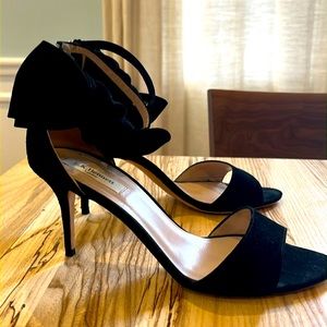 LK Bennett suede heel with darling bow detail. 3 inch heel size 39.